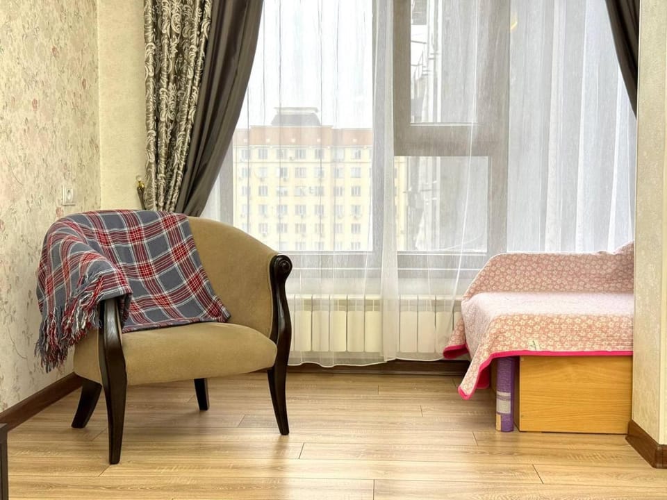 Bed, Photo of the whole room, Seating area, Bedroom