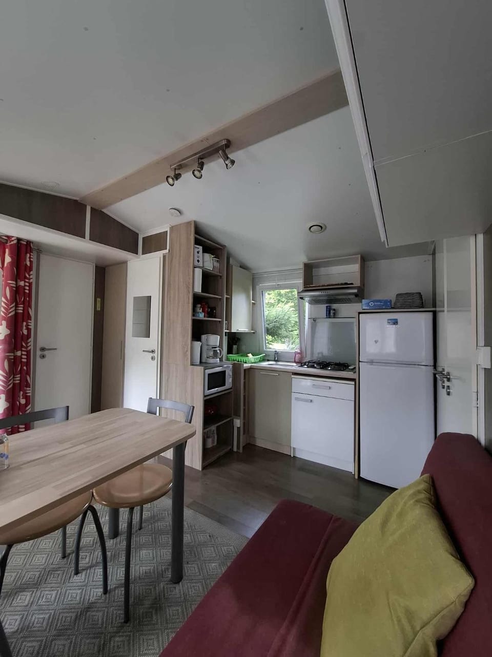 Dining area, pet friendly, stove