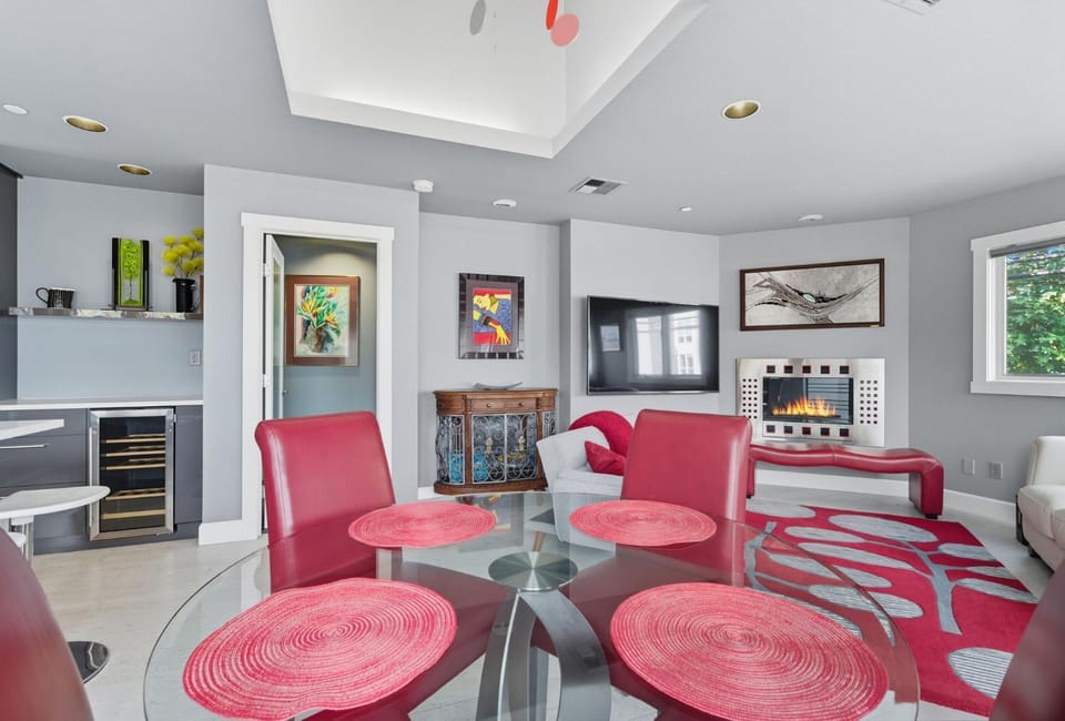 Modern Upper Level Duplex DT Vancouver House in Vancouver