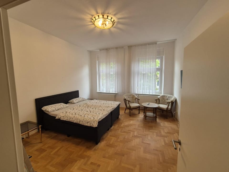 Bed, Photo of the whole room, Seating area, Bedroom