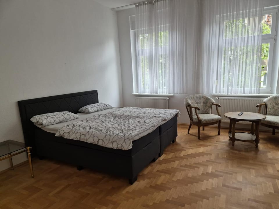 Bed, Seating area, Bedroom