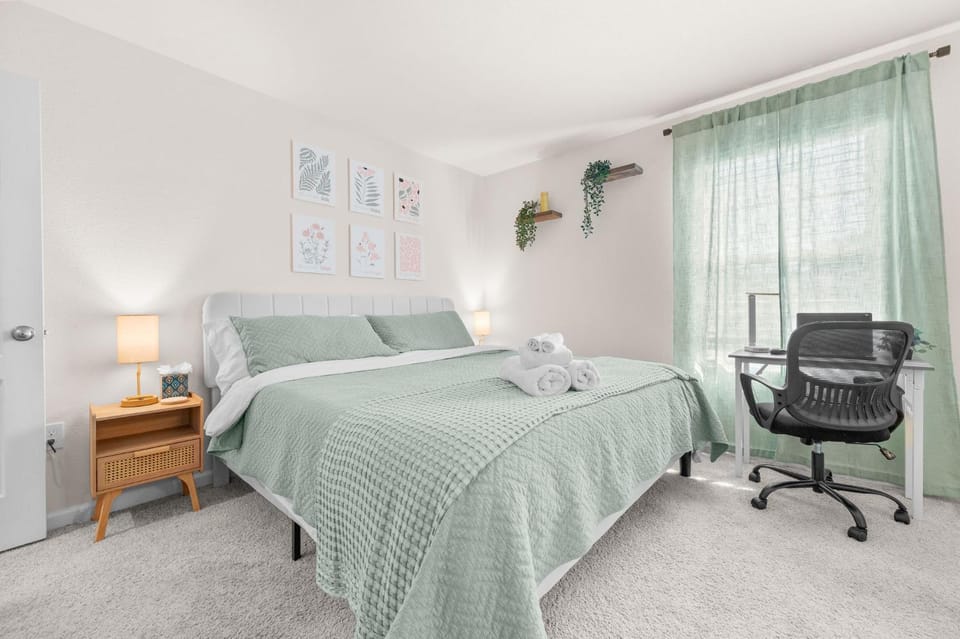 Bed, Photo of the whole room, Seating area, Bedroom, towels