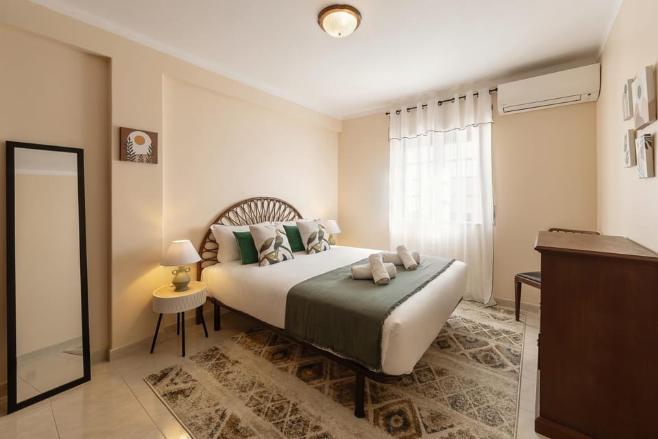 Bed, Bedroom, towels, air conditioner