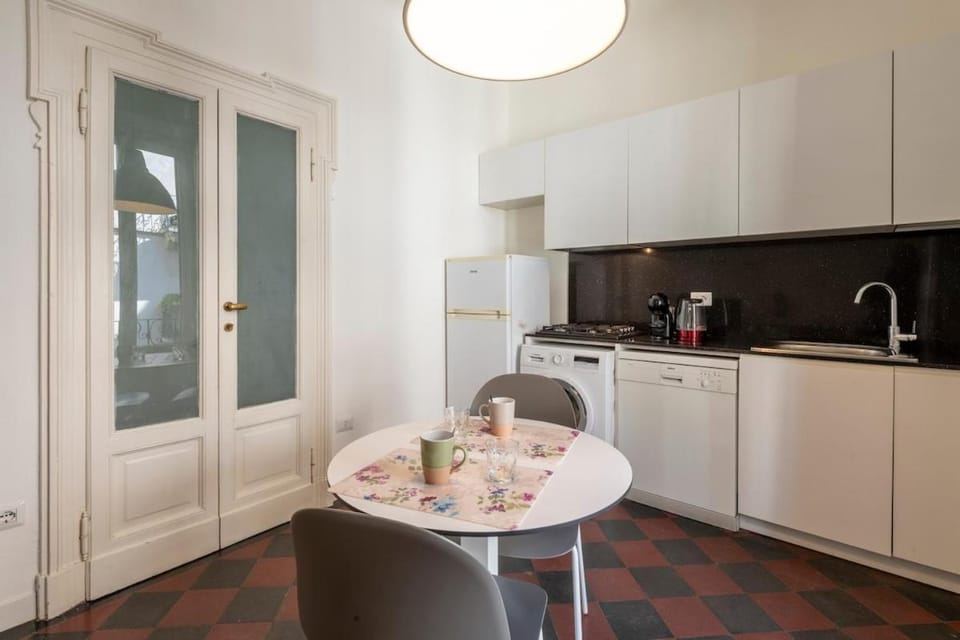 Kitchen or kitchenette, Dining area, oven, stove