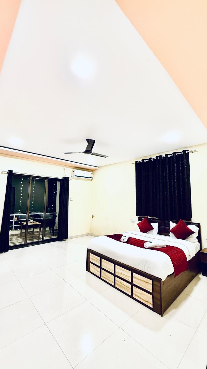 Photo of the whole room, air conditioner