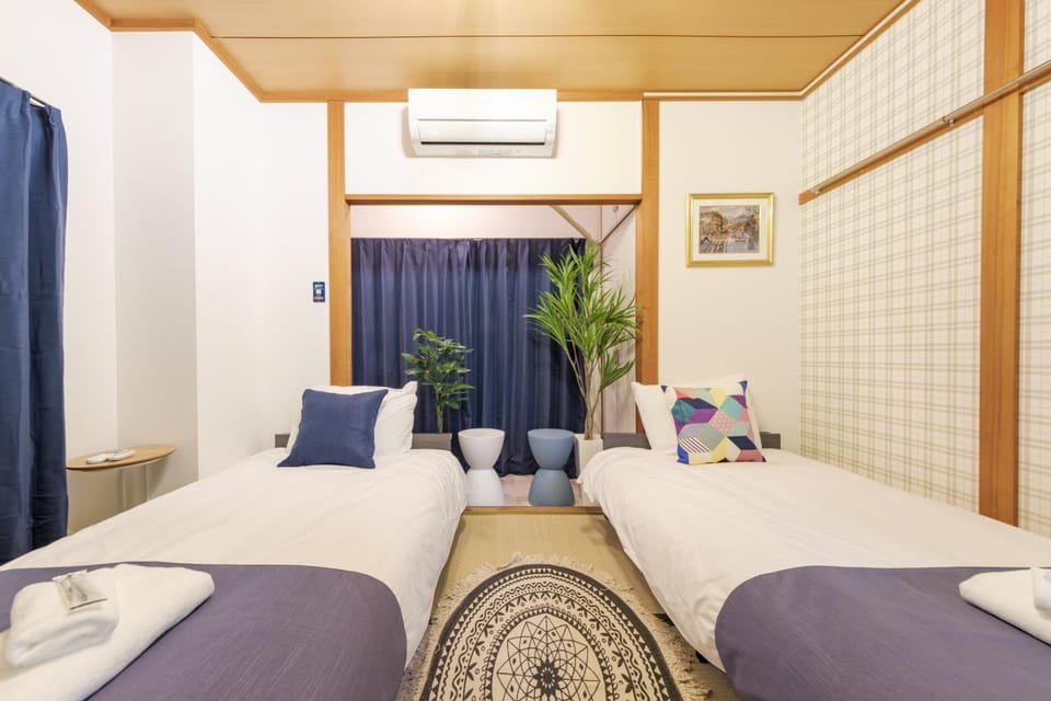 Bed, Bedroom, towels, air conditioner