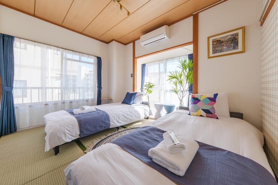 Bed, Bedroom, towels, air conditioner