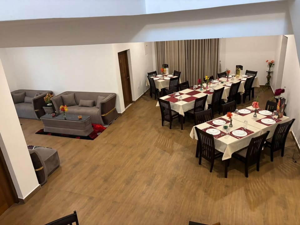 Restaurant/places to eat, Seating area