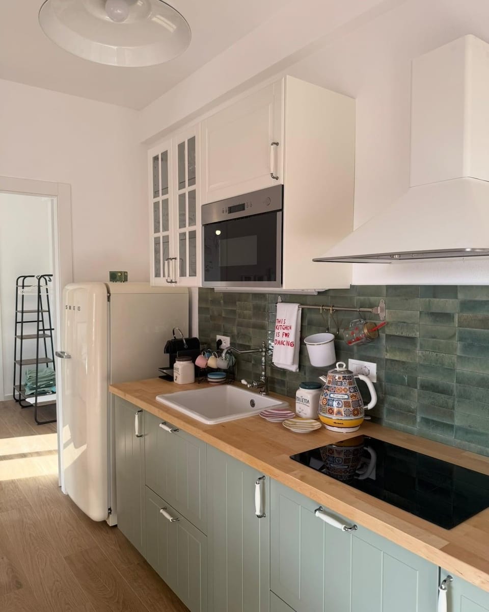 Coffee/tea facilities, Kitchen or kitchenette, stove