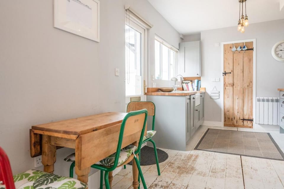 Charming 2BR Secret Cottage, Walk to the Sea Apartment in Southwold