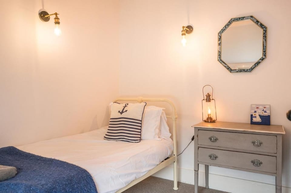 Charming 2BR Secret Cottage, Walk to the Sea Apartment in Southwold