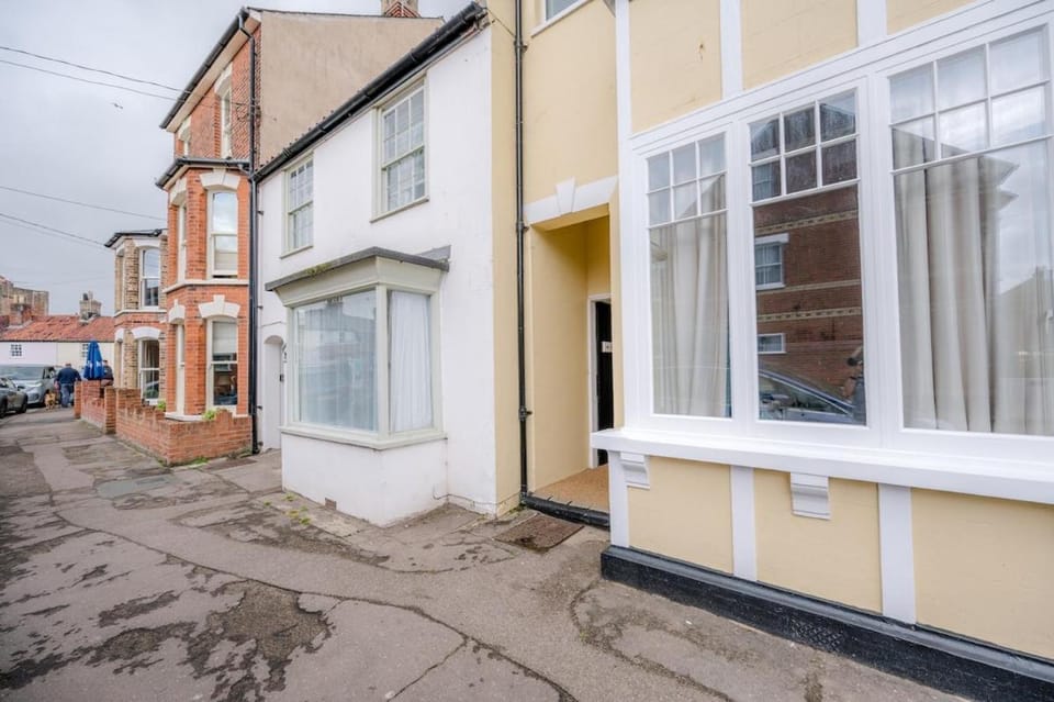 Charming 2BR Secret Cottage, Walk to the Sea Apartment in Southwold