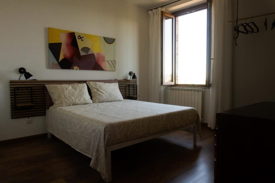 Photo of the whole room, Bedroom