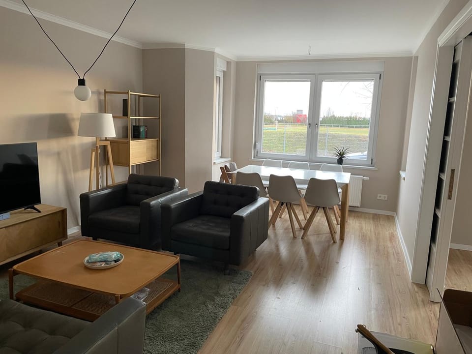 TV and multimedia, Living room, Seating area, Dining area