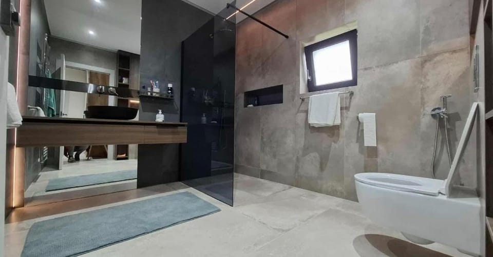 Shower, Toilet, Bathroom, towels