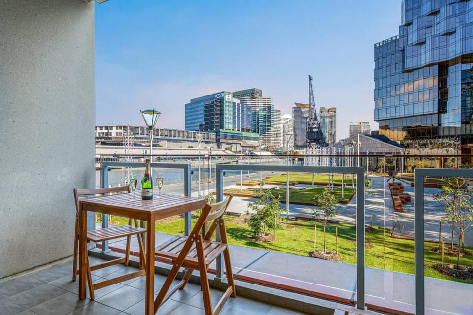Property building, Natural landscape, View (from property/room), Balcony/Terrace, Seating area, Dining area, City view