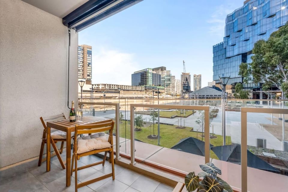 Property building, View (from property/room), Balcony/Terrace, Seating area, City view