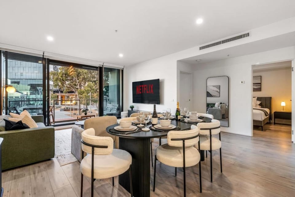 Communal lounge/ TV room, TV and multimedia, Living room, Seating area, Dining area, Evening entertainment