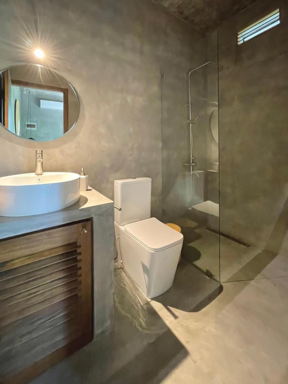Shower, Toilet