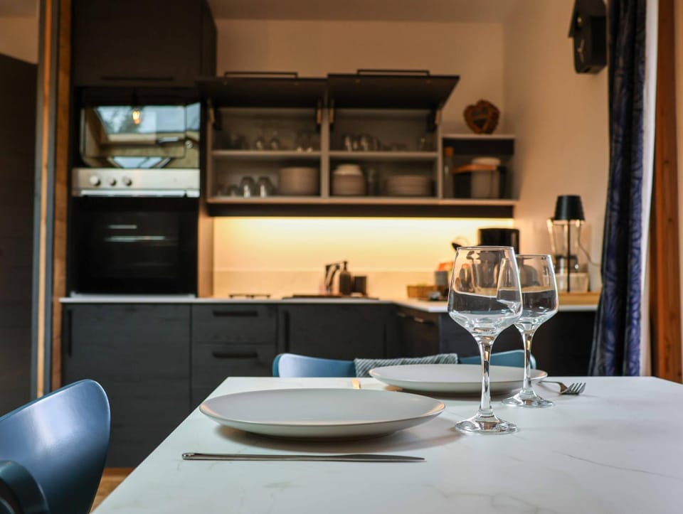 Kitchen or kitchenette, Dining area