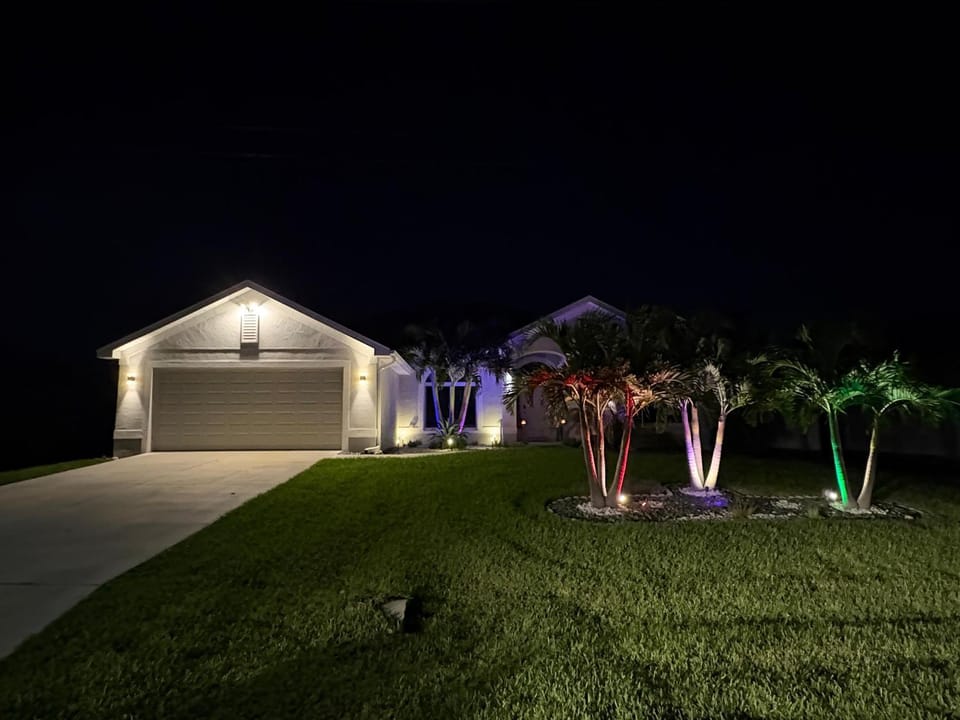 Dive into Fun & Green Bliss at Nature Retreat - Villa Tree of Life House in Cape Coral