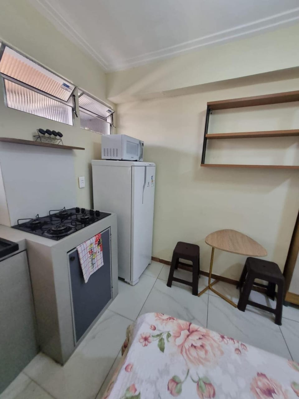 Communal lounge/ TV room, Kitchen or kitchenette, Living room, stove