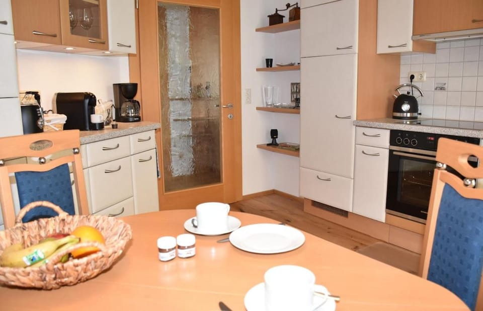 Coffee/tea facilities, Dining area, Food, stove, toaster