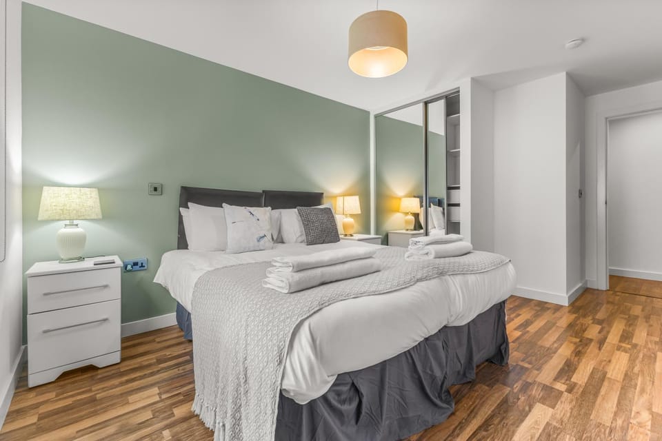 Bed, Photo of the whole room, Bedroom, towels