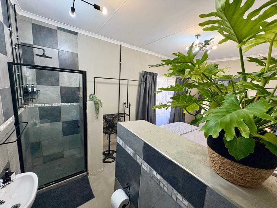 Shower, Bathroom, Bedroom, towels