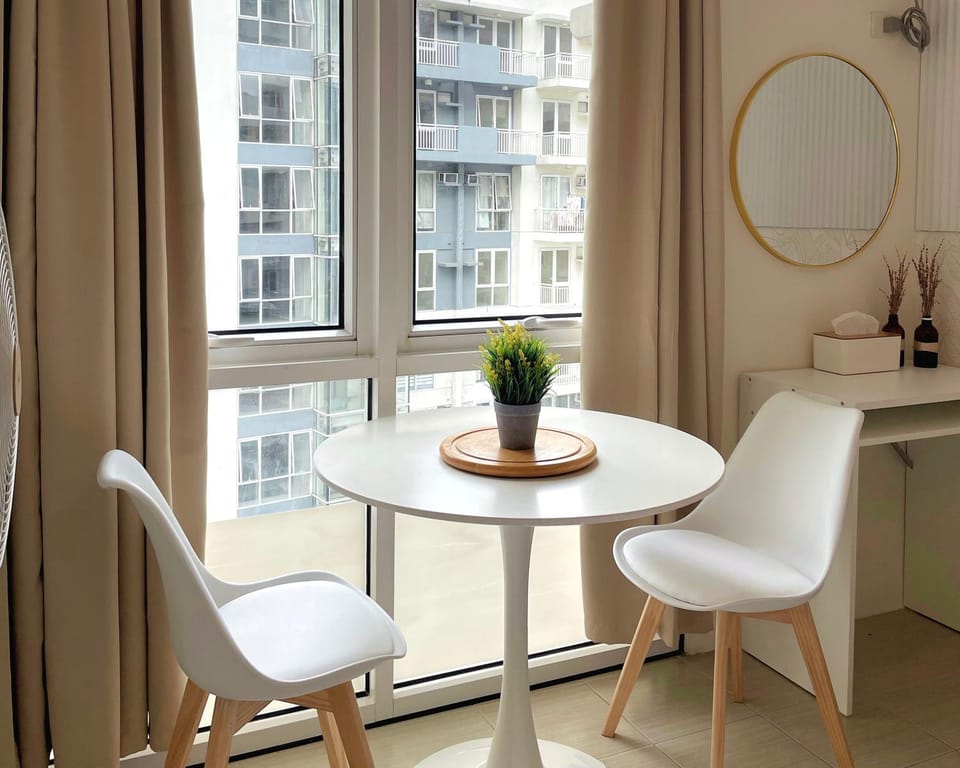 Seating area, Dining area, City view