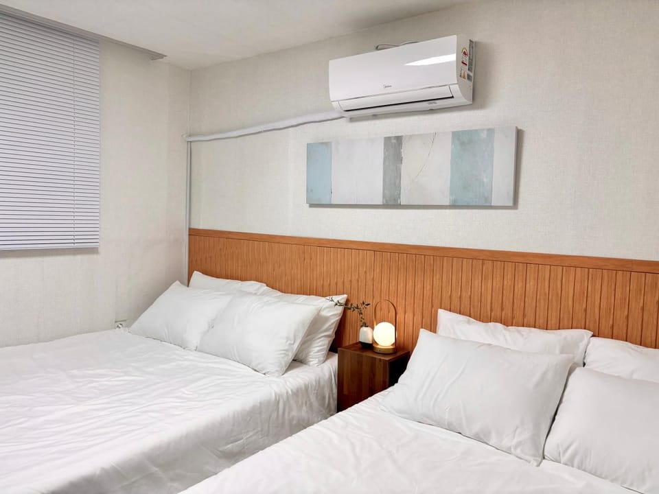 Bed, Bedroom, air conditioner