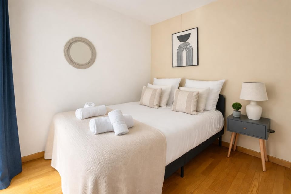 Photo of the whole room, Bedroom