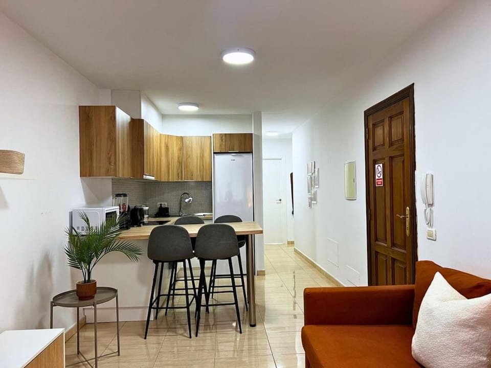 Kitchen or kitchenette, Seating area, Dining area, oven, stove