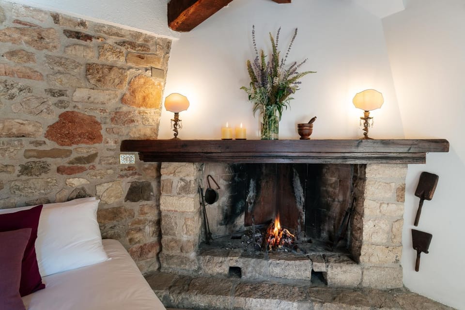 Photo of the whole room, fireplace
