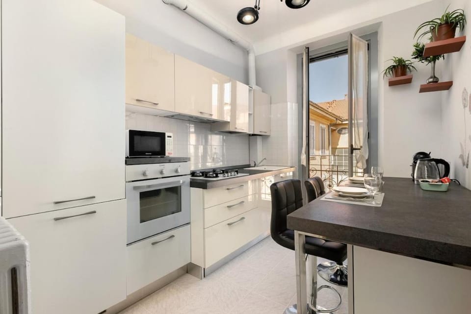 A stone's throw from Milano Centrale - balcony - AC Apartment in Milan