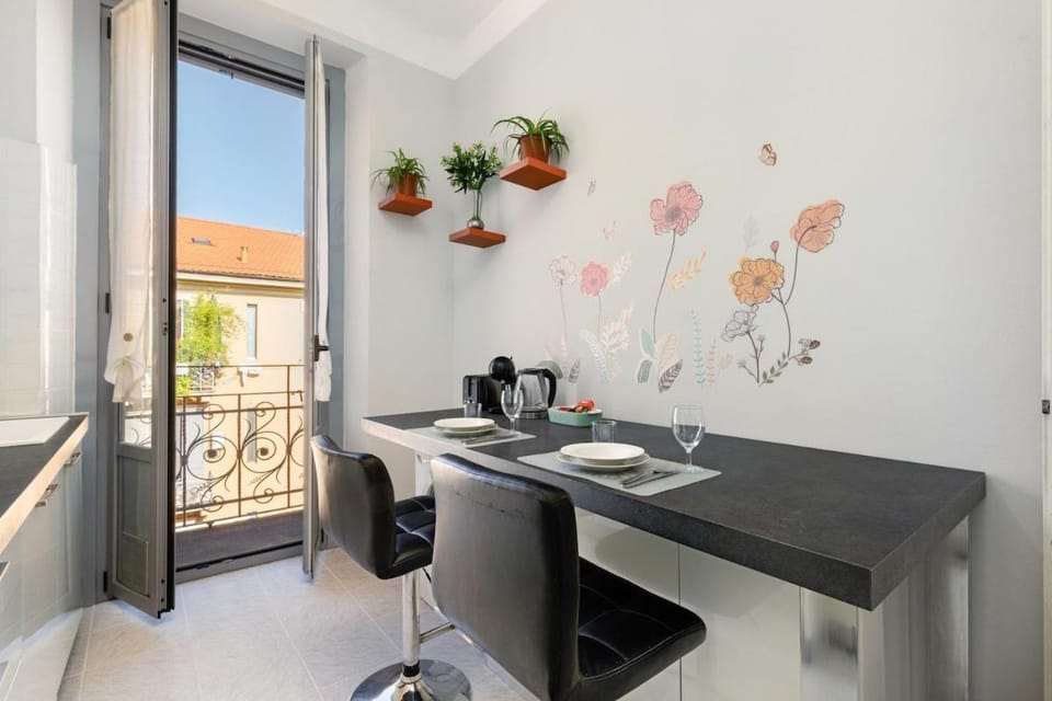 A stone's throw from Milano Centrale - balcony - AC Apartment in Milan