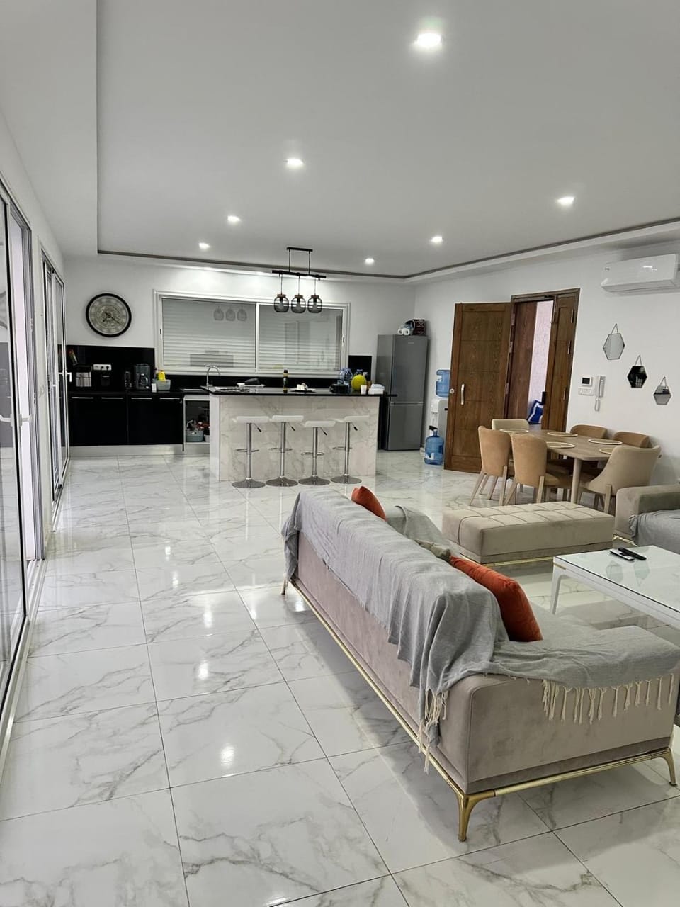 Kitchen or kitchenette, Living room, Seating area, minibar, stove