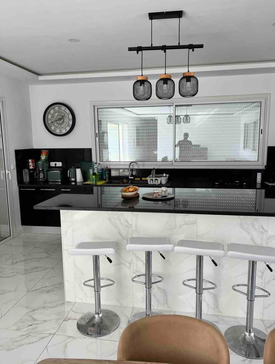 Kitchen or kitchenette, minibar