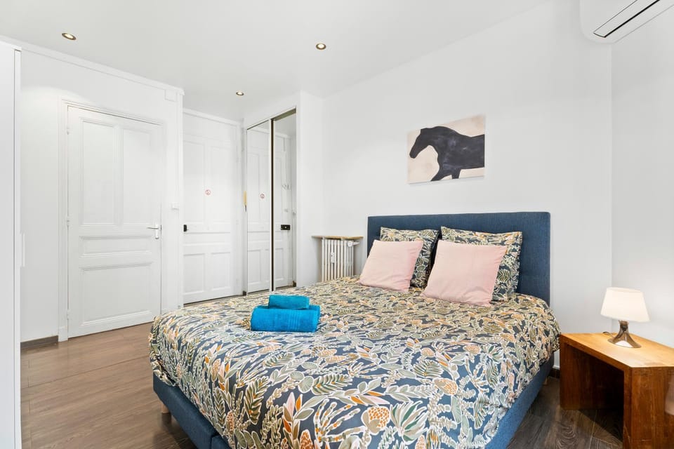 Photo of the whole room, Bedroom