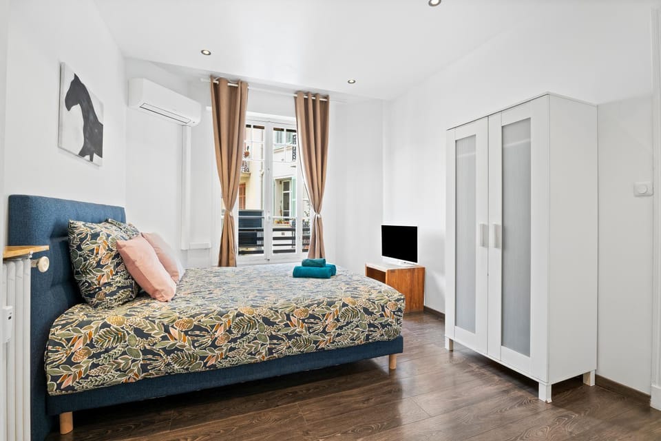 Photo of the whole room, Bedroom