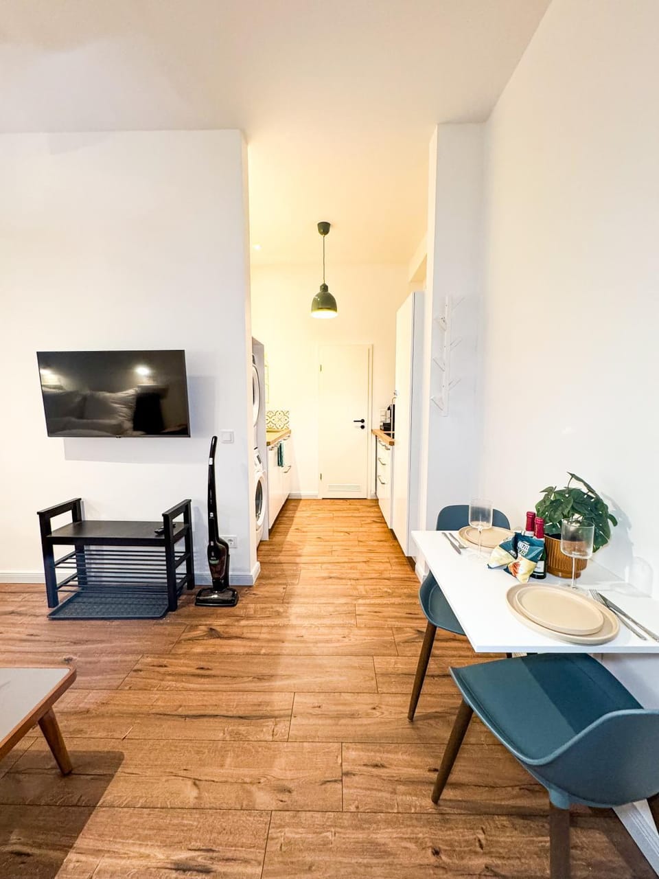 TV and multimedia, Seating area, Dining area