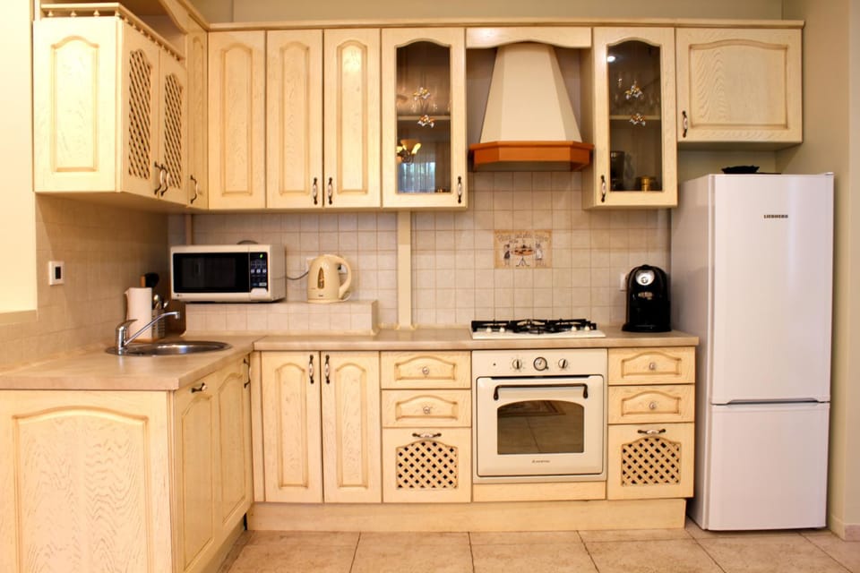 Coffee/tea facilities, Dining area, stove, kitchen