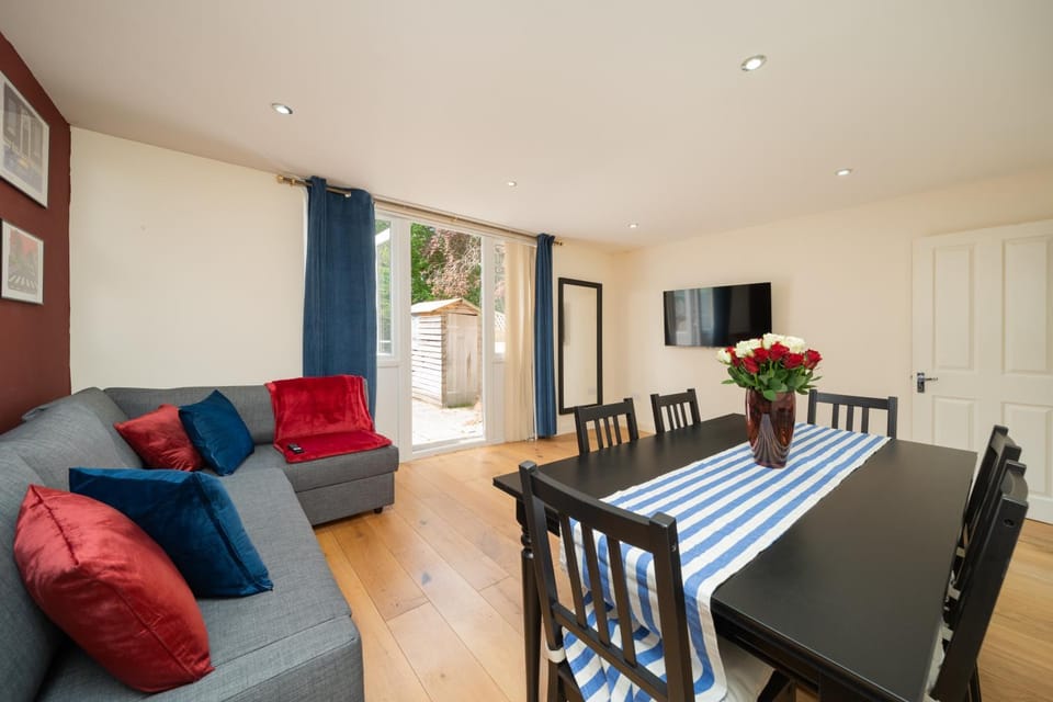 Communal lounge/ TV room, Balcony/Terrace, Dining area