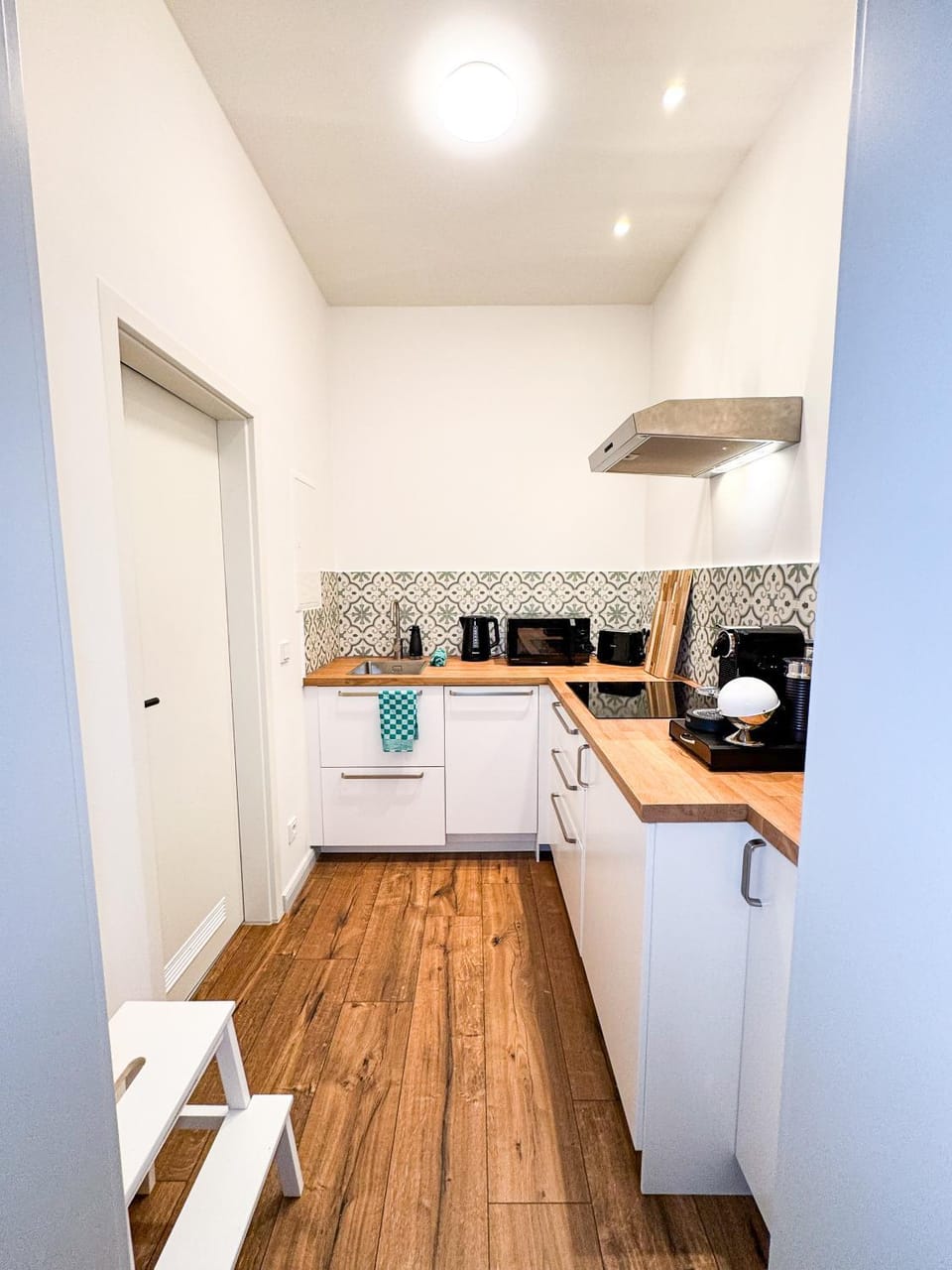 Coffee/tea facilities, Kitchen or kitchenette, dishwasher, stove, toaster