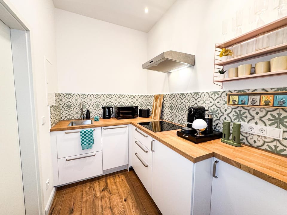 Coffee/tea facilities, Kitchen or kitchenette, dishwasher, stove, toaster