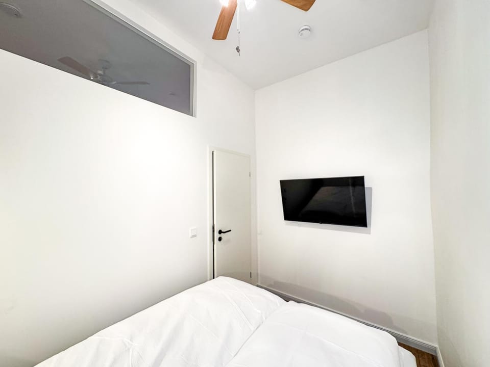 Bed, TV and multimedia, Bedroom