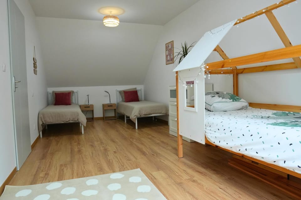 Bed, Photo of the whole room, Bedroom