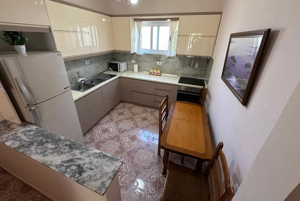 Kitchen or kitchenette, Kitchen or kitchenette, Dining area, oven
