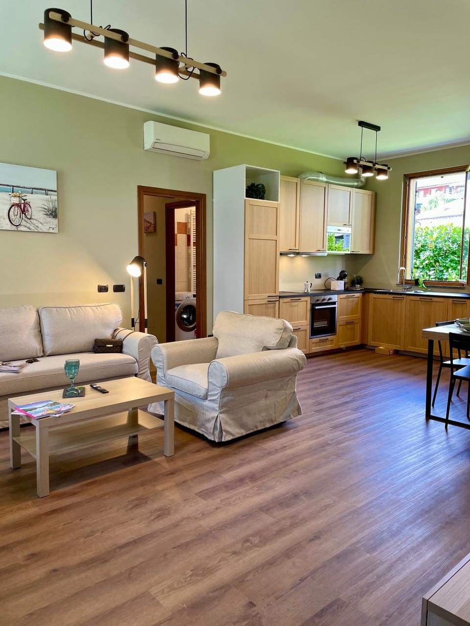 Kitchen or kitchenette, Living room, Seating area, Dining area, oven, stove