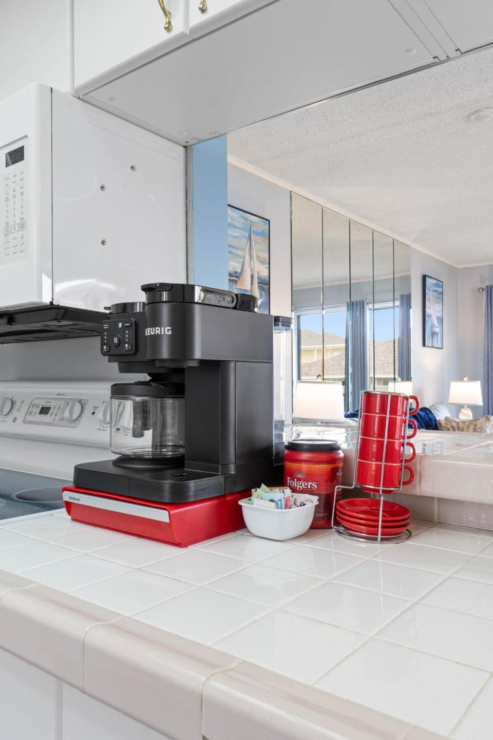 Coffee/tea facilities, Kitchen or kitchenette, Food and drinks, Family, microwave, stove